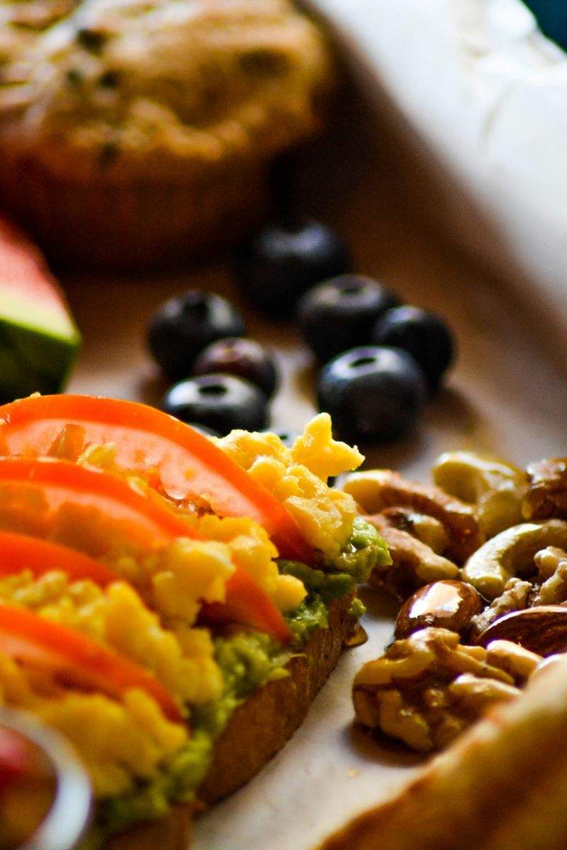 Frisch zubereitete Frühstücksplatten mit regionalen Produkten